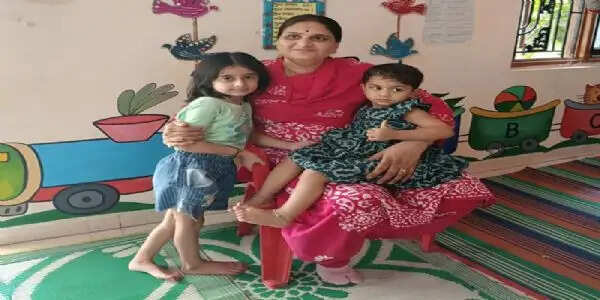 ममता, समर्पण और संकल्प की मिसाल बनीं मप्र की आंगनबाड़ी कार्यकर्ता शर्मिला ठाकुर