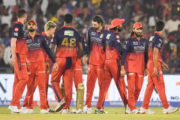 आरसीबी ने मुंबई इंडियंस को हराकर आईपीएल 2026 में दर्ज की रोमांचक जीत
