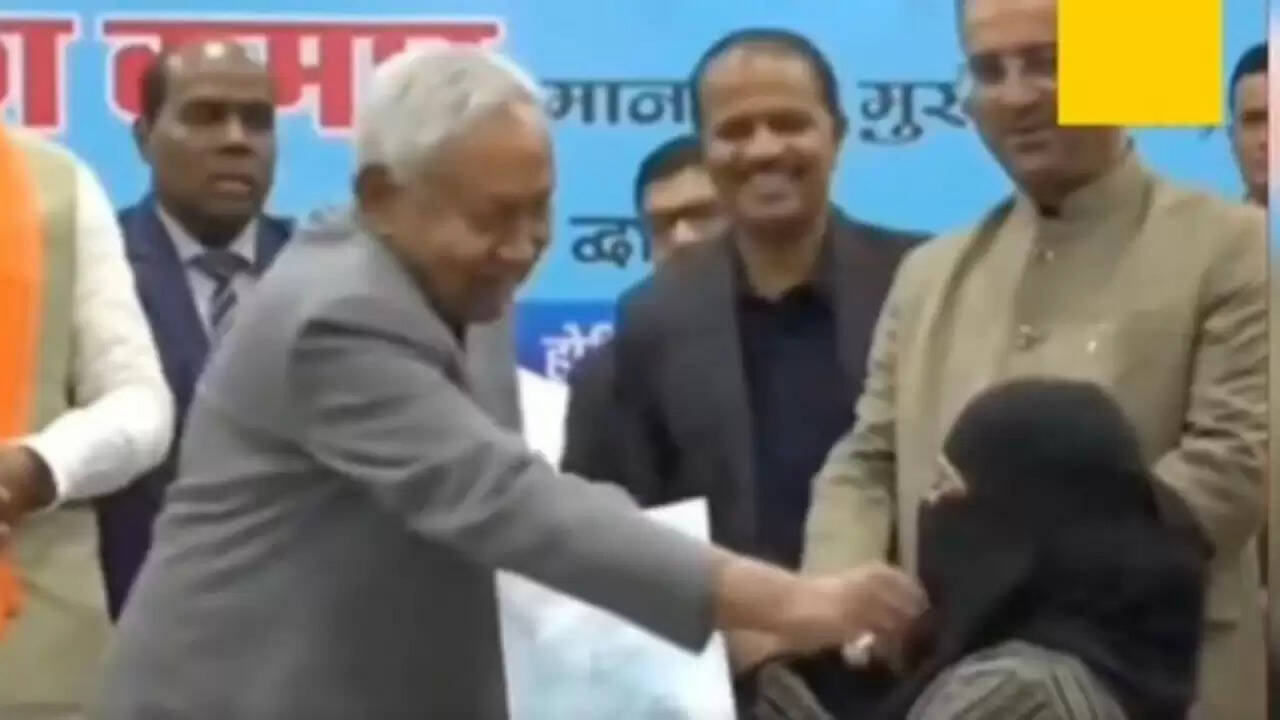 बिहार के मुख्यमंत्री नीतीश कुमार पर हिजाब खींचने का आरोप, शिकायत दर्ज