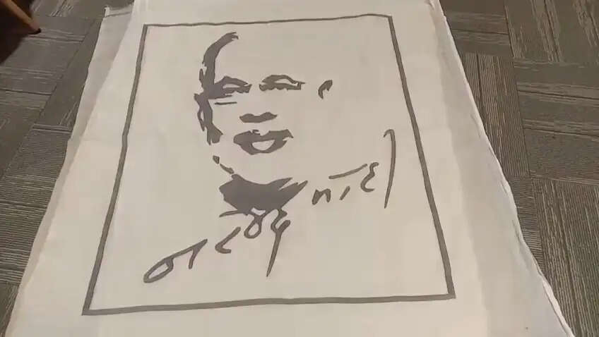 धागों से बुनी प्रधानमंत्री मोदी की तस्वीर, पद्मश्री से सम्मानित बीरेन बसाक की अद्भुत कला