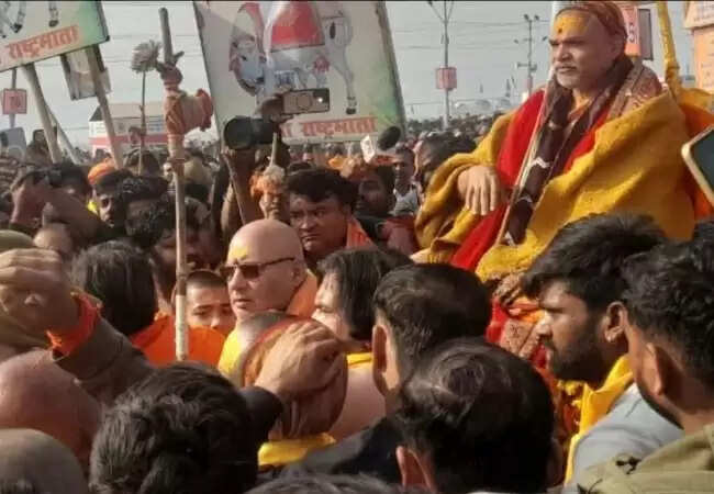 प्रयागराज माघ मेले में शंकराचार्य के शिष्यों के साथ विवाद