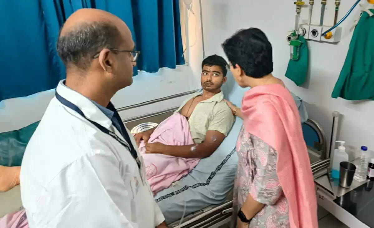दिल्ली की AAP नेता आतिशी ने अहमदाबाद विमान हादसे के पीड़ितों से की मुलाकात
