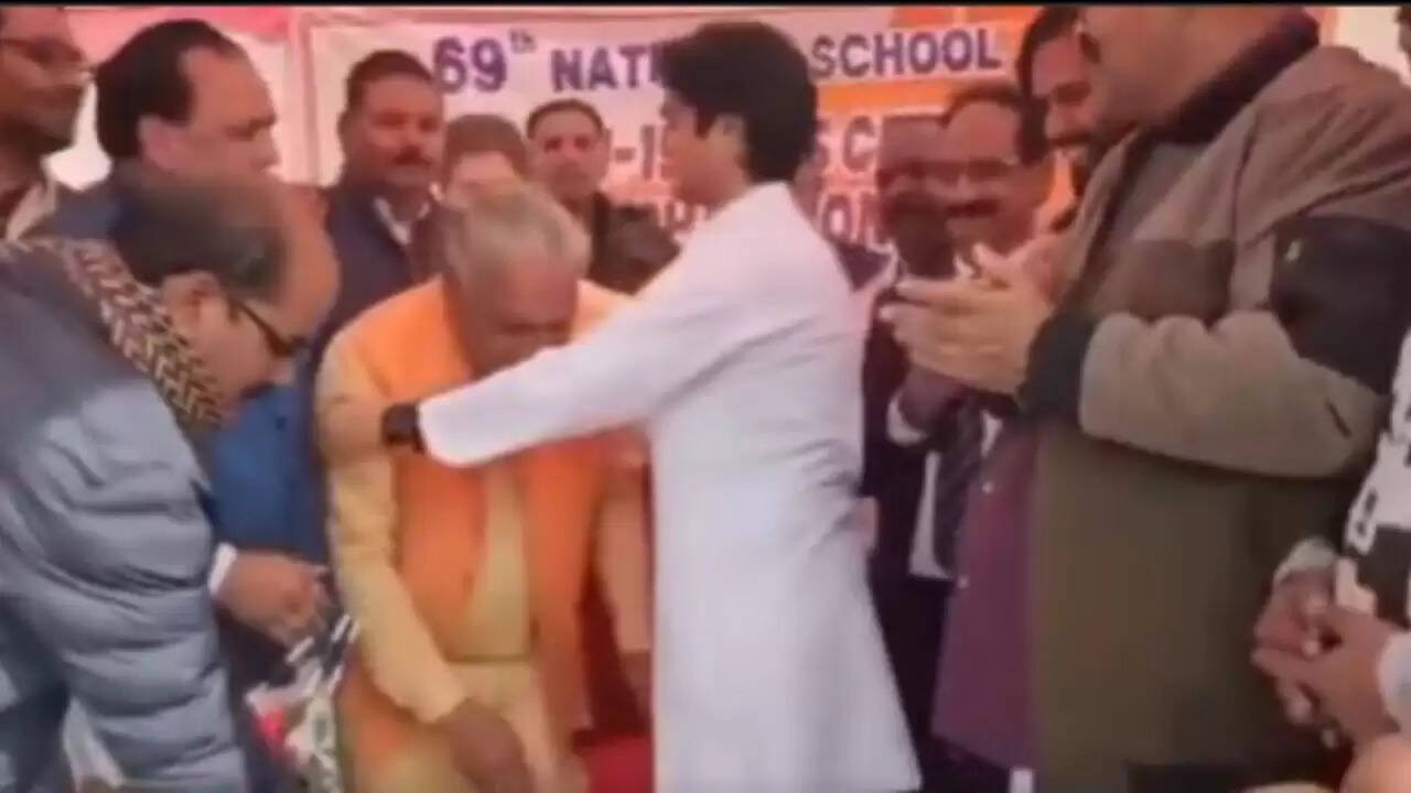 शिवपुरी में विधायक का विवादास्पद वीडियो: युवा नेता के पैर छूने पर बहस