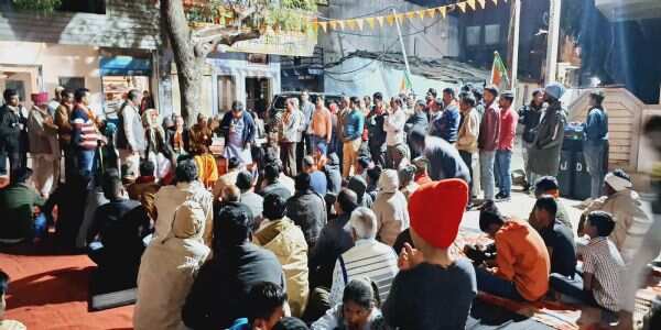 भील की रसोई में सांसद सिंह ने बनाई चाय, फिर हुई चाय पे चर्चा