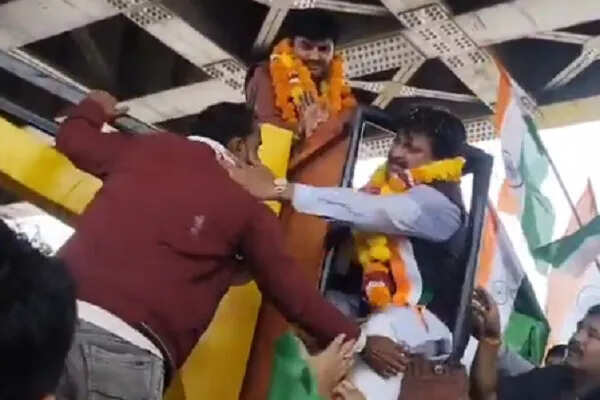 भाजपा सांसद गणेश सिंह का कर्मचारी पर थप्पड़ मारने का वीडियो वायरल