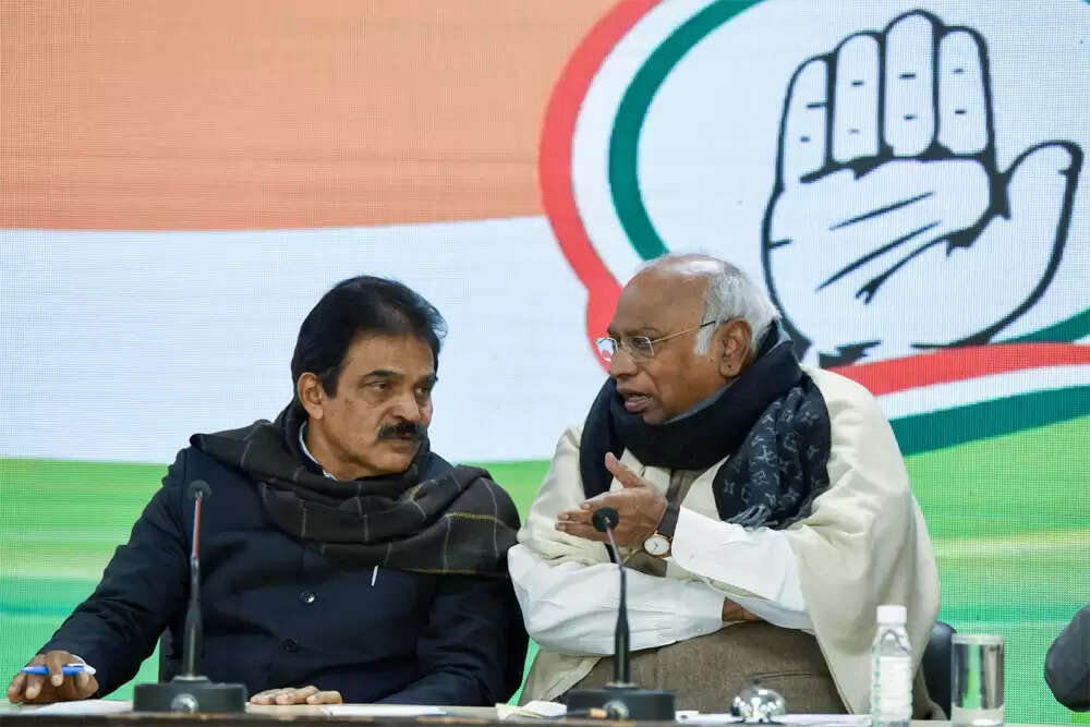 केरल विधानसभा चुनाव: कांग्रेस में मुख्यमंत्री पद की दावेदारी की जंग