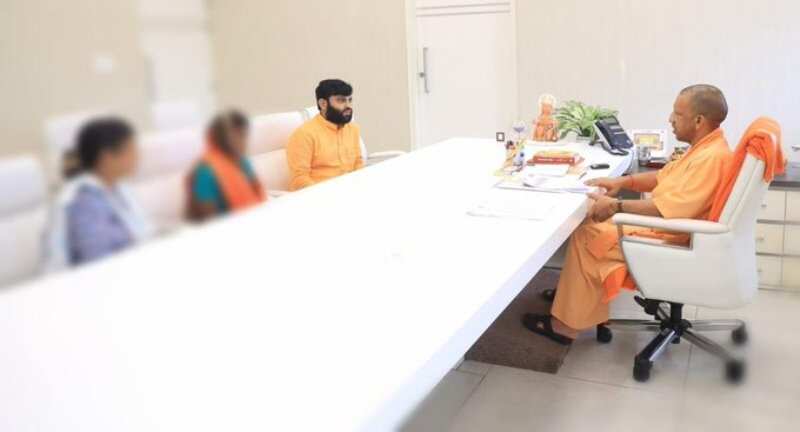 मुख्यमंत्री से रेप पीड़िता के परिजन ने मुलाकात कर लगायी न्याय की गुहार