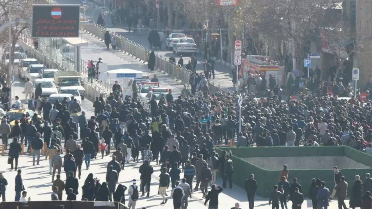 ईरान में महंगाई के खिलाफ बड़े पैमाने पर विरोध प्रदर्शन