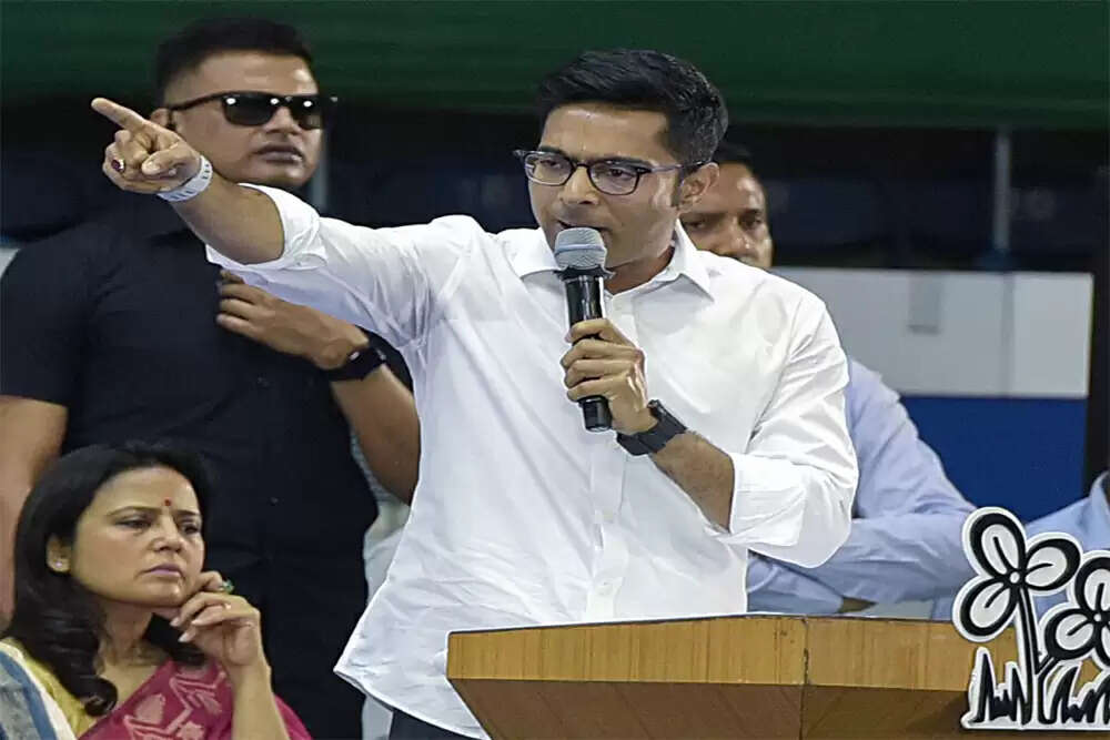 अभिषेक बनर्जी का विदेश दौरा: ममता बनर्जी पर अमित शाह के आरोप