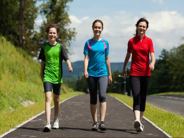 डिनर के बाद टहलने के फायदे: स्वास्थ्य के लिए 20 मिनट की वॉक