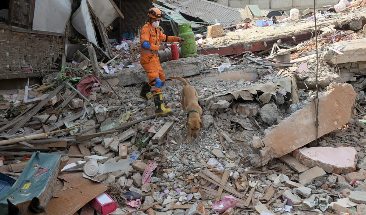 इंडोनेशिया में 7.4 तीव्रता का भूकंप, सुनामी की चेतावनी जारी