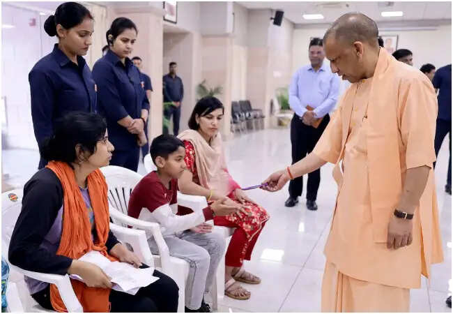 मुख्यमंत्री योगी आदित्यनाथ ने जनता दर्शन में समस्याओं का समाधान करने का आश्वासन दिया