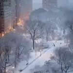 अमेरिका में बर्फीले तूफान का कहर, हजारों उड़ानें रद्द