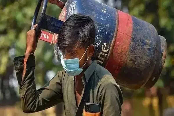 कमर्शियल LPG गैस सिलेंडर की कीमतों में कमी, जानें नई दरें