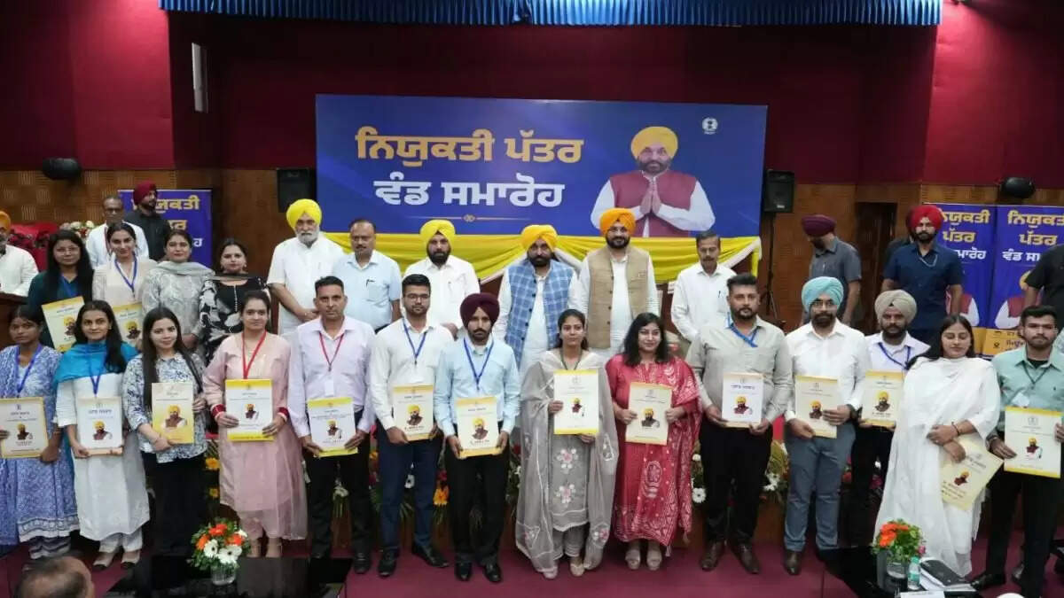 पंजाब के मुख्यमंत्री ने 54,422 युवाओं को नौकरी पत्र सौंपे, योग्यता पर जोर