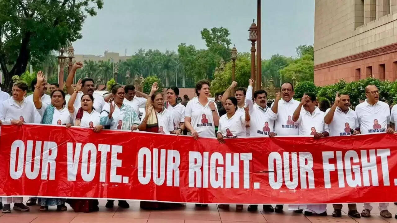 बिहार में 124 वर्षीय मतदाता का विवाद: विपक्ष ने चुनाव आयोग पर उठाए सवाल