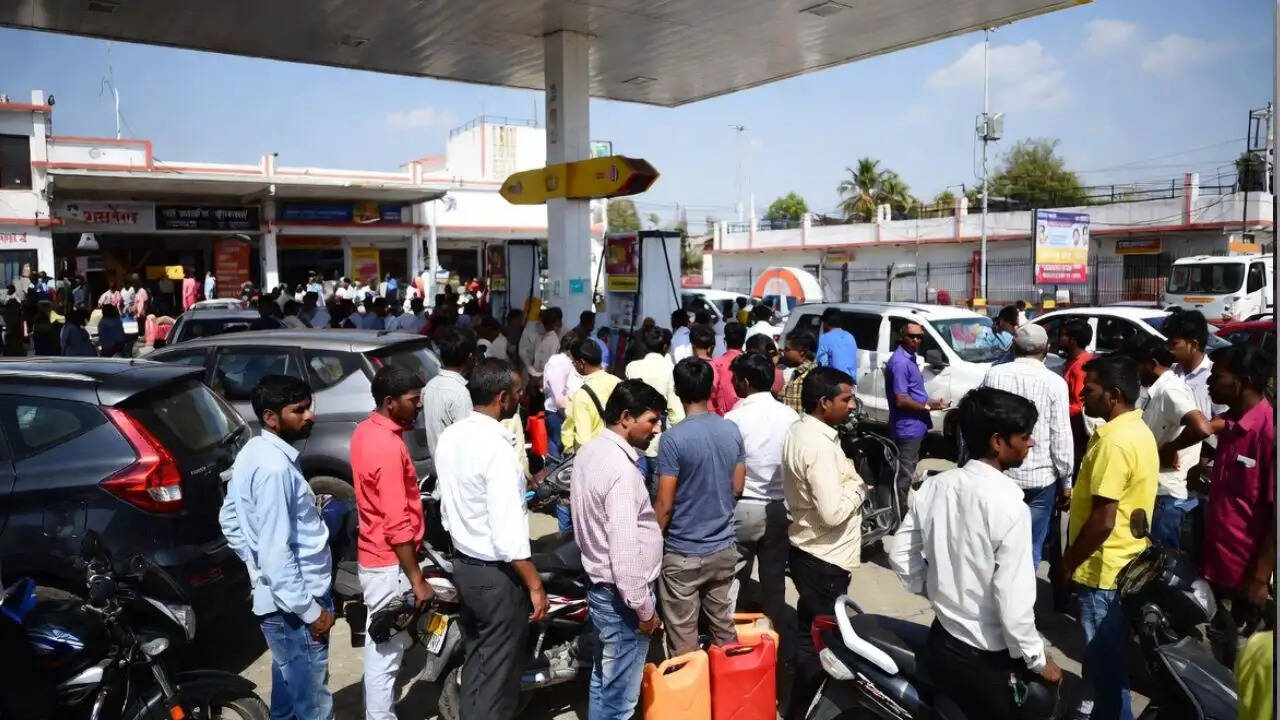 मध्य प्रदेश में पेट्रोल-डीजल की कमी की अफवाहें निराधार, अधिकारियों का बयान