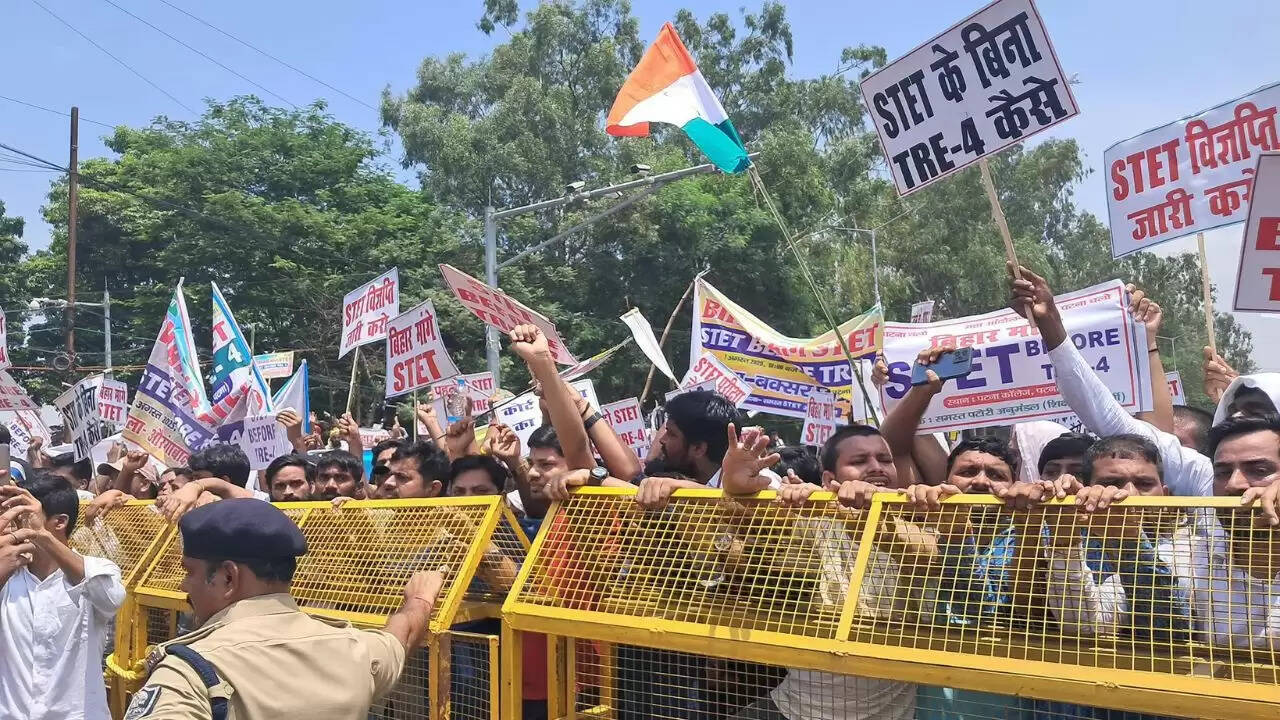 पटना में STET कैंडिडेट्स का प्रदर्शन, पुलिस ने किया लाठीचार्ज