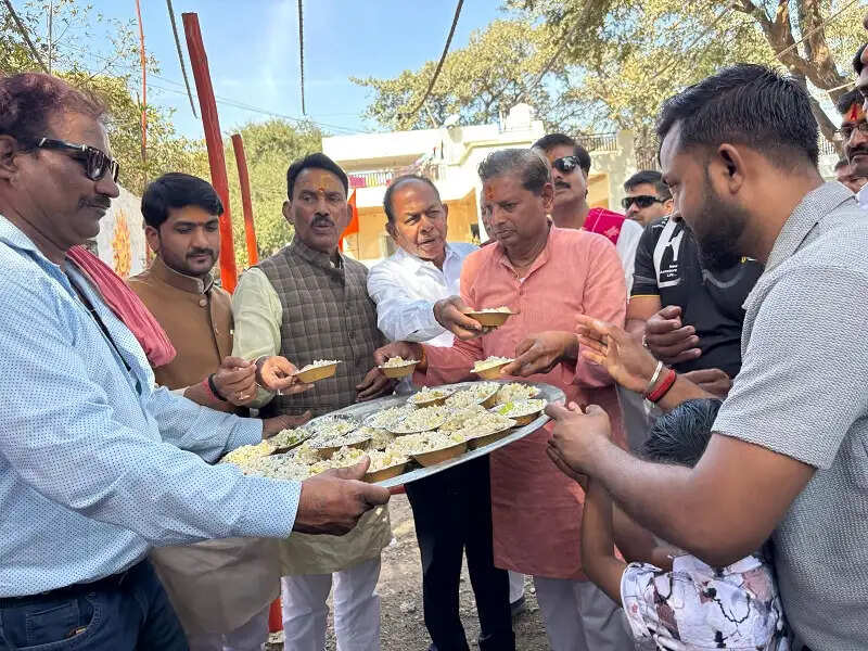 इंदौरः मंत्री सिलावट और विधायक वर्मा ने गुटकेश्वर महादेव मंदिर में पूजन कर जलाभिषेक किया