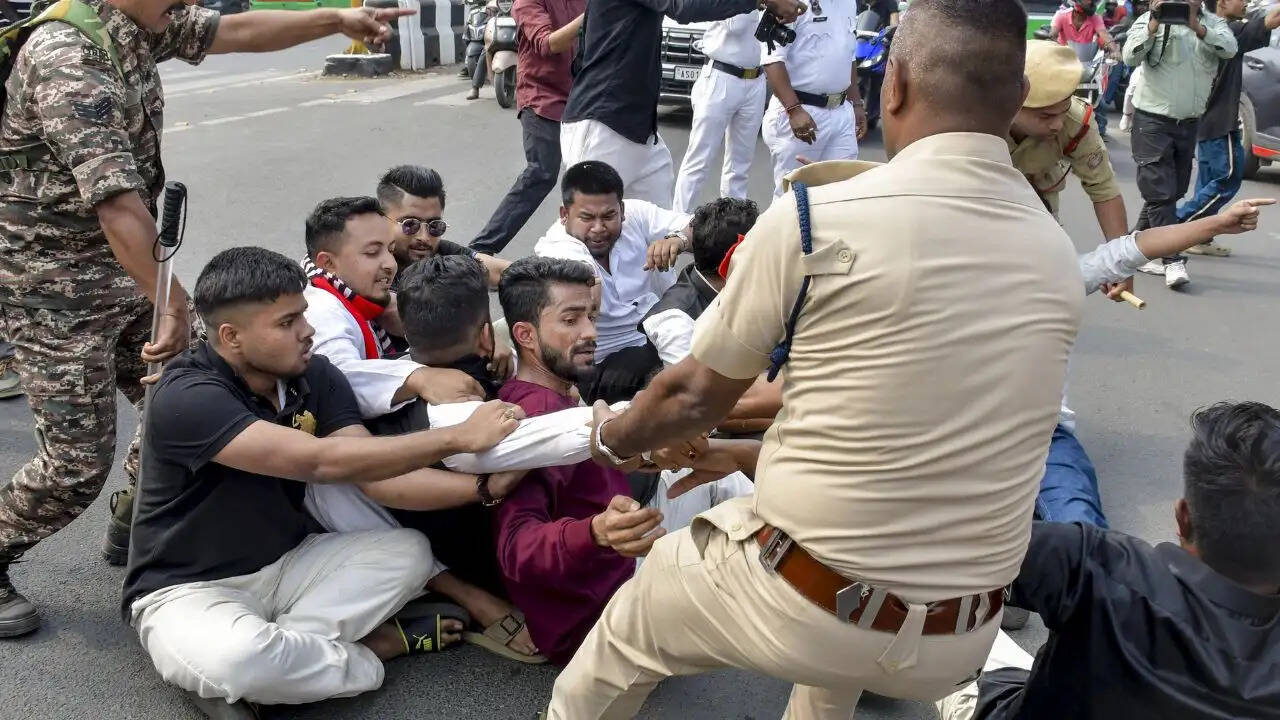 नीट-यूजी पेपर लीक का विरोध: छात्रों की नाराजगी और राजनीतिक प्रभाव