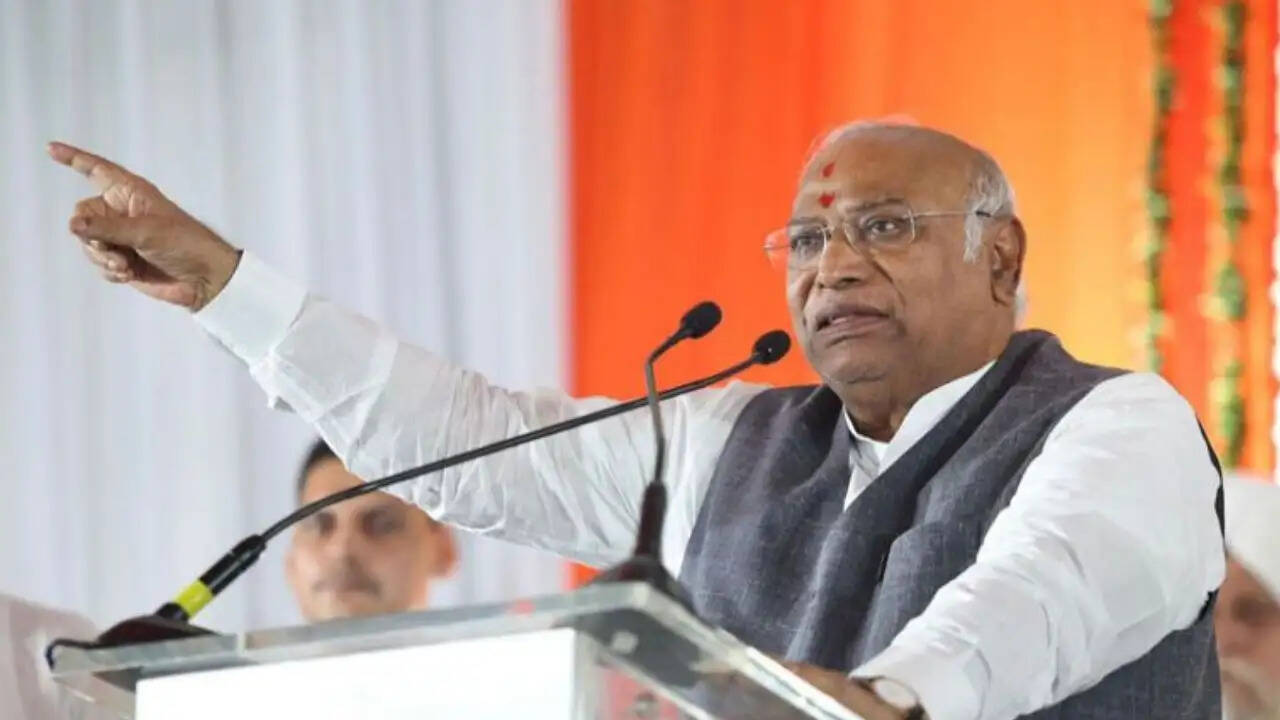 कांग्रेस अध्यक्ष को चुनाव आयोग का नोटिस, मोदी को 'आतंकवादी' कहने पर उठे सवाल