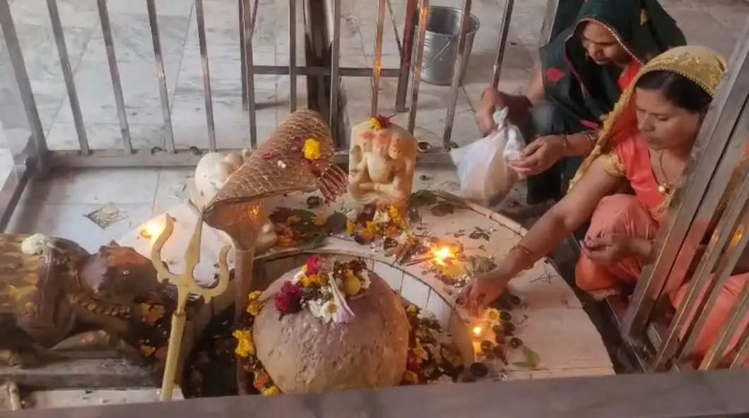 फिरोजाबाद: महाभारत काल से पहले के शिव मंदिर के हैं कई चमत्कार, महाशिवरात्रि पर उमड़ा भक्तों का सैलाब