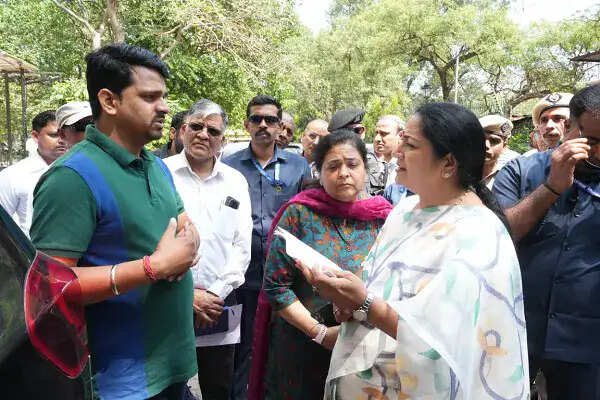 दिल्ली की मुख्यमंत्री ने जीएसटी कार्यालय का औचक निरीक्षण किया