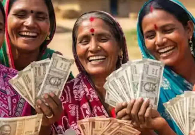 महिलाओं के लिए कैश ट्रांसफर: चुनावी रणनीति का नया फॉर्मूला