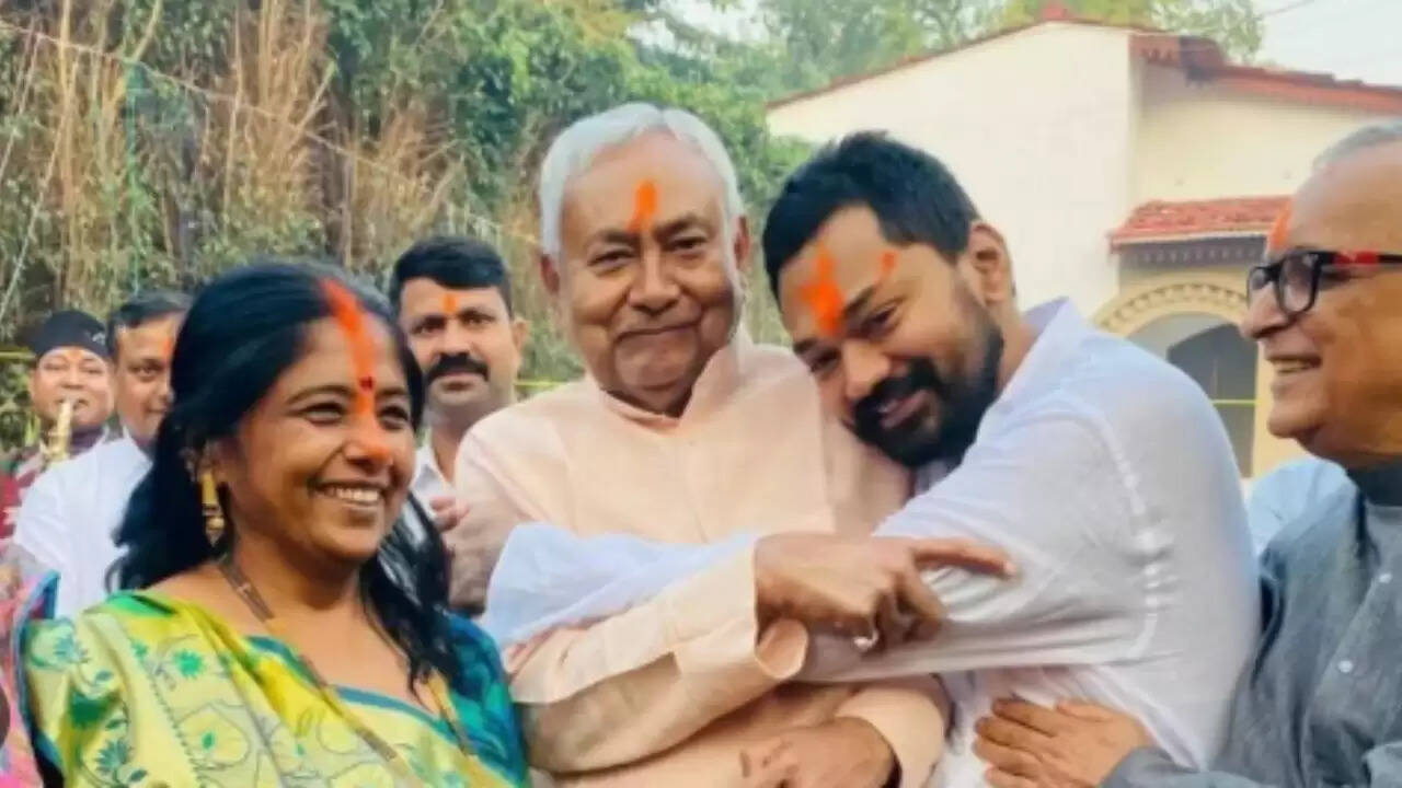 बिहार चुनाव में नीतीश कुमार की जीत, निशांत कुमार की राजनीति में एंट्री की चर्चा