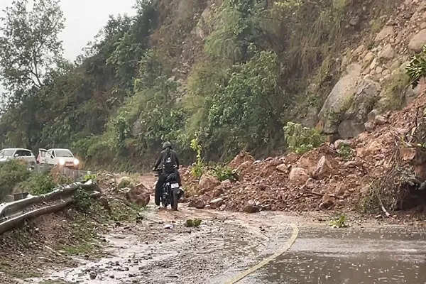 कांगड़ा-शिमला राष्ट्रीय राजमार्ग पर भूस्खलन से यातायात प्रभावित