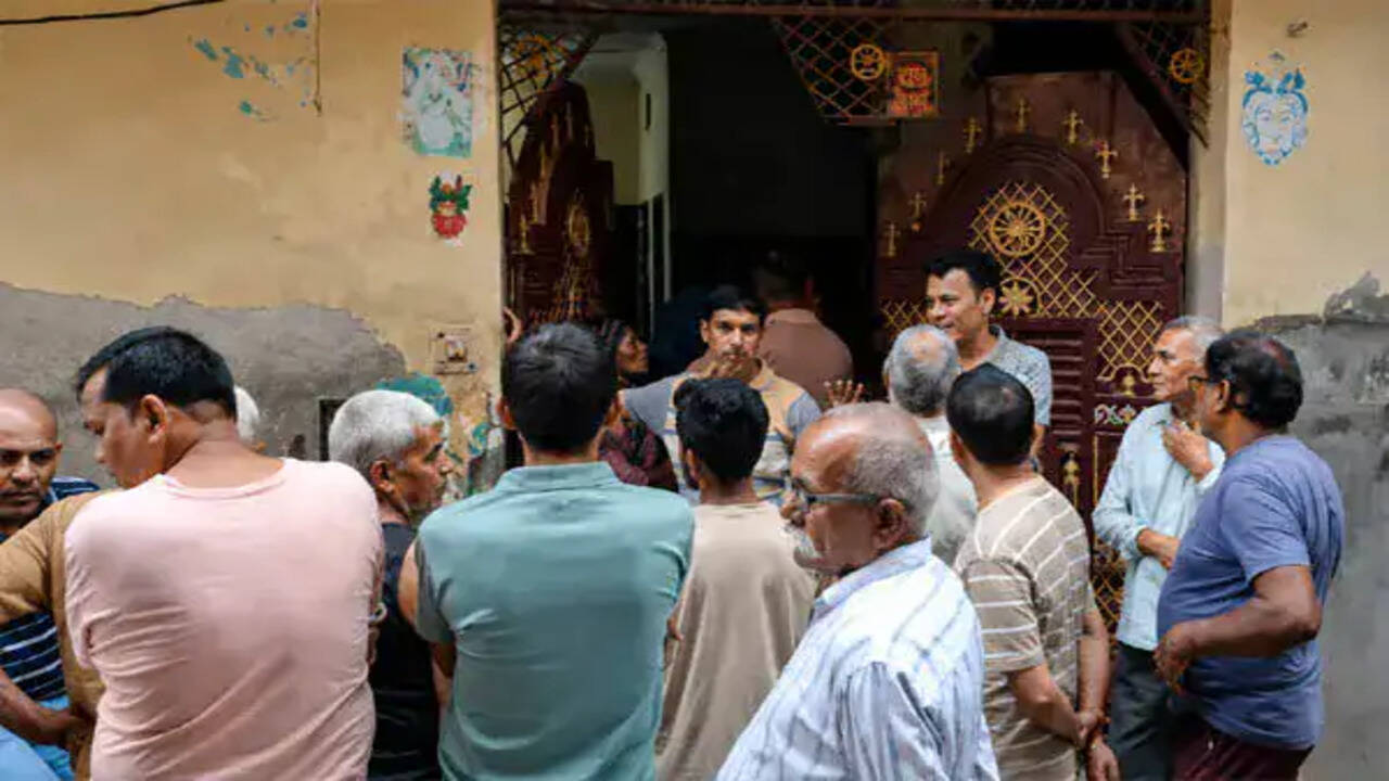 गाजियाबाद में दोहरा हत्याकांड: बेरोजगारी और पारिवारिक विवाद में दो बेटों ने की माता-पिता की हत्या