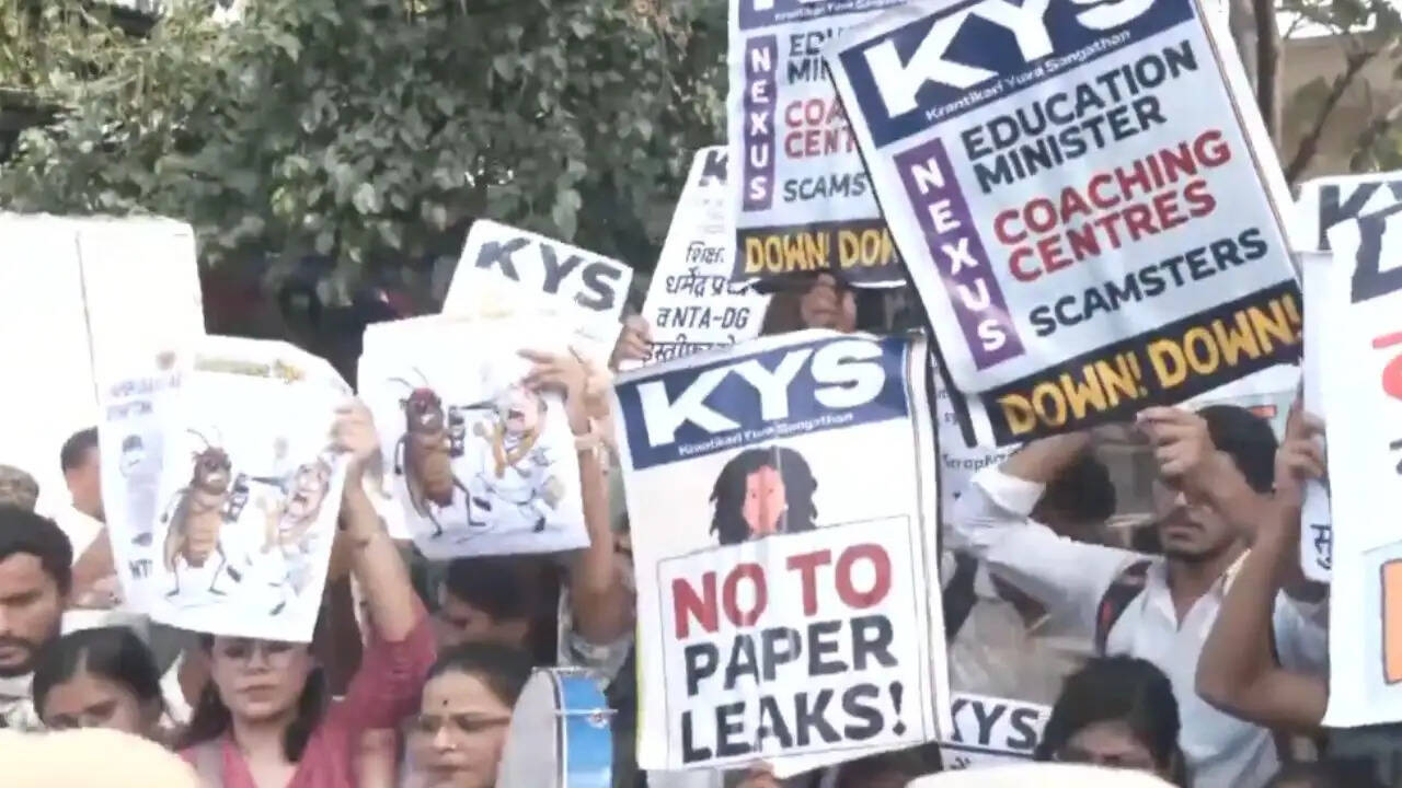 दिल्ली में छात्रों का शिक्षा मंत्रालय के बाहर प्रदर्शन, परीक्षा प्रणाली पर उठे सवाल