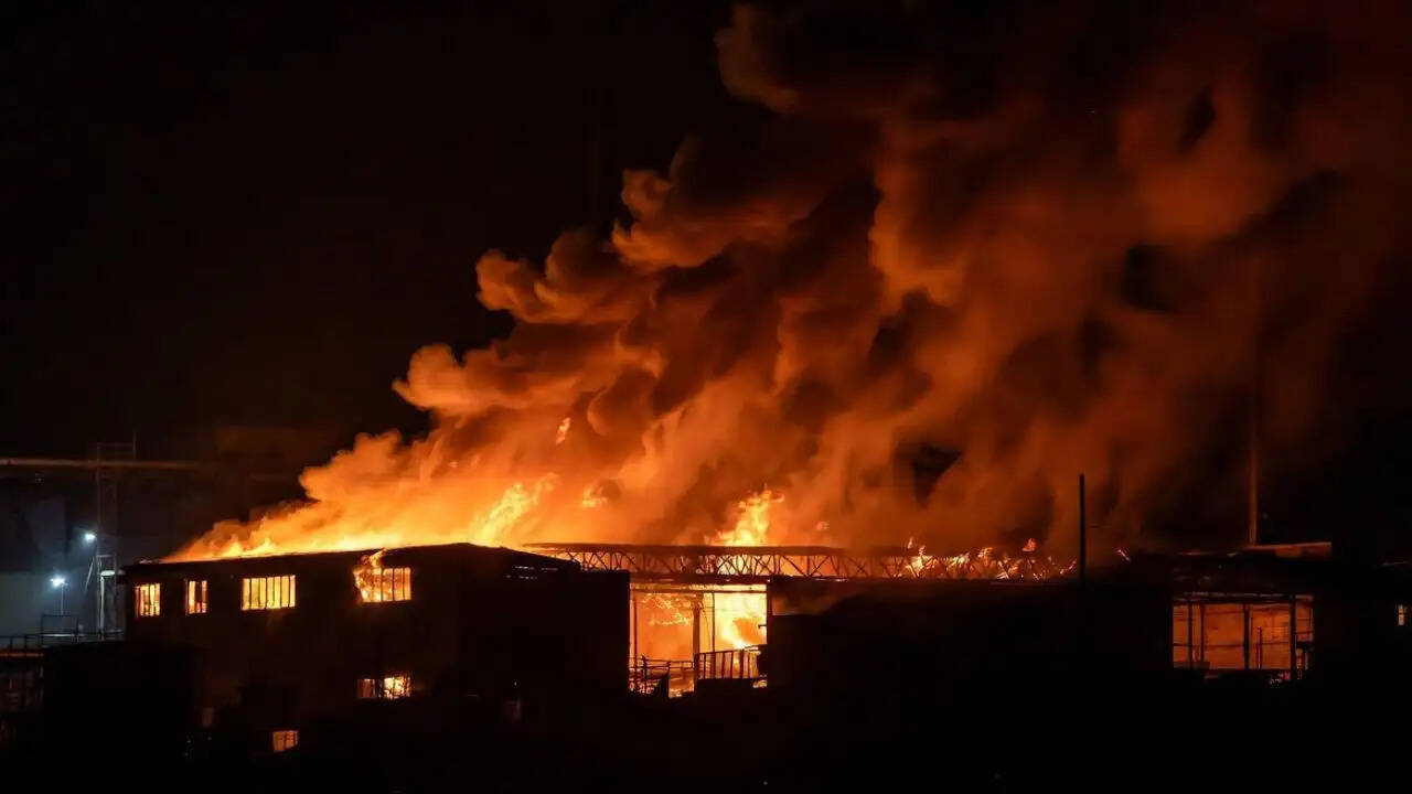 अलवर में AC फैक्ट्री में भीषण आग, लाखों का नुकसान