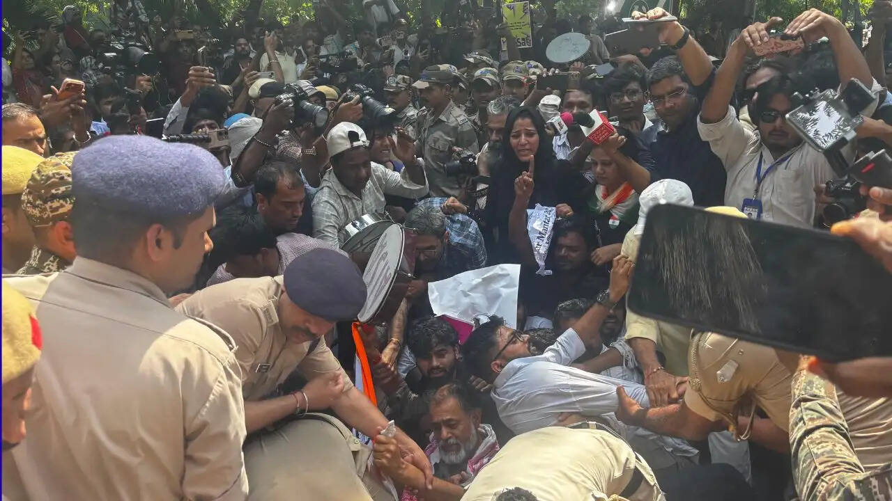 दिल्ली में मुख्य चुनाव आयुक्त के खिलाफ प्रदर्शन, कई नेता हिरासत में