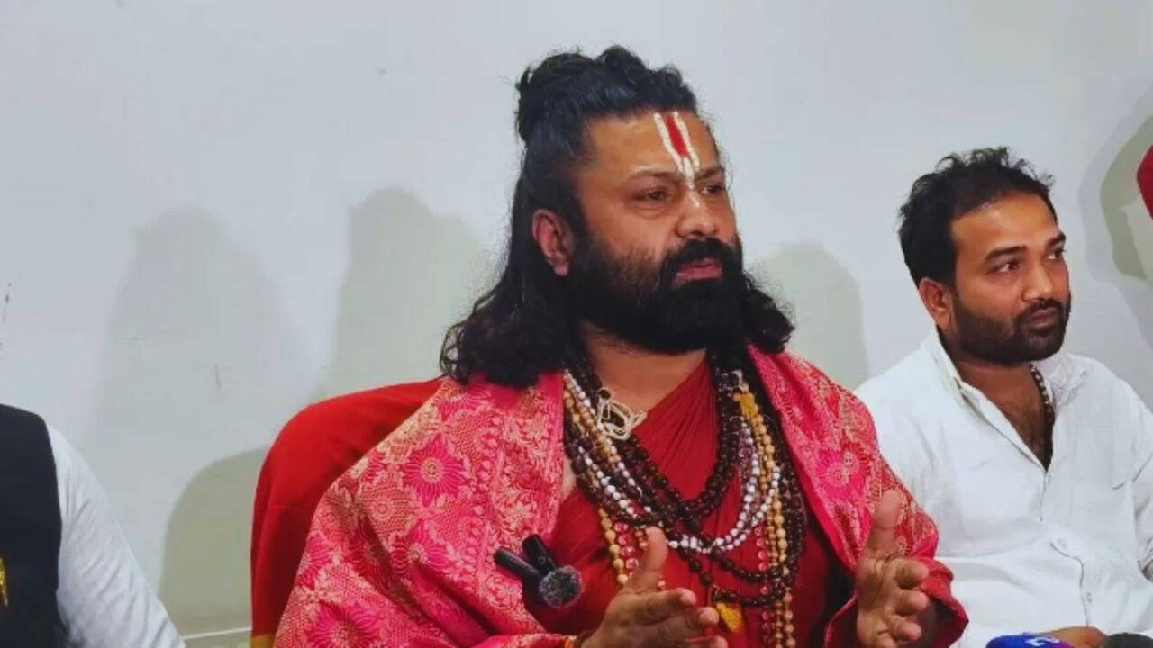 क्या है आशुतोष ब्रह्मचारी पर ट्रेन में हुए जानलेवा हमले की सच्चाई?