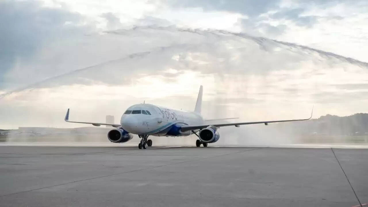 IndiGo की उड़ान में बड़ा हादसा टल गया: सांसद डिंपल यादव भी थीं सवार