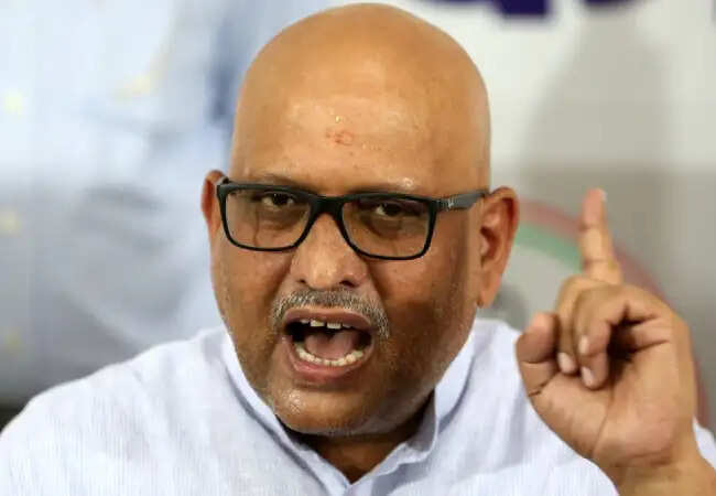 यूपी में शिक्षा संकट: 40 दिन बाद भी बच्चों के बस्ते खाली