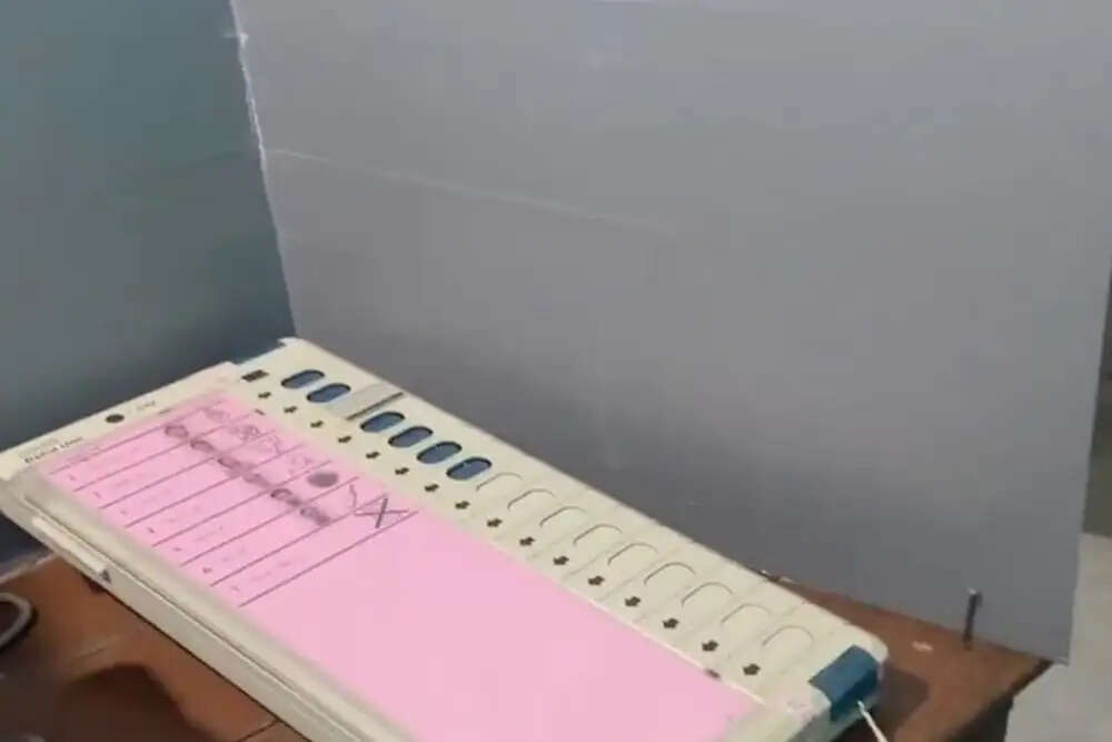 पश्चिम बंगाल विधानसभा चुनाव: 3 बजे तक 79% मतदान, बीजेपी के बटन पर टेप लगाने की शिकायत