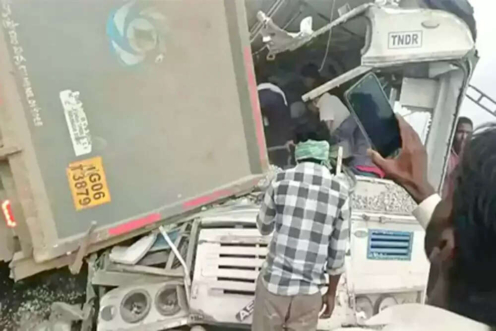 तेलंगाना में बस-ट्रक टक्कर से 20 लोगों की मौत, राहत कार्य जारी