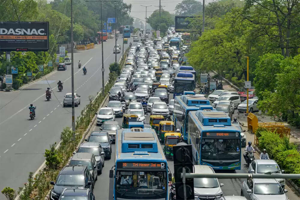 सोशल मीडिया पर 'ये ठीक करके दिखाओ' अभियान और दिल्ली सरकार की गाड़ी जब्ती पर उठे सवाल