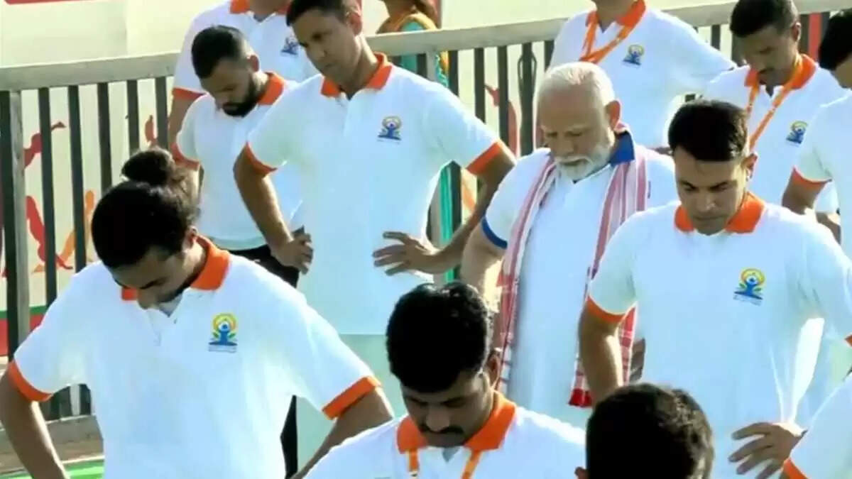 अंतर्राष्ट्रीय योग दिवस 2025: पीएम मोदी ने विशाखापत्तनम में 3 लाख लोगों के साथ किया योग