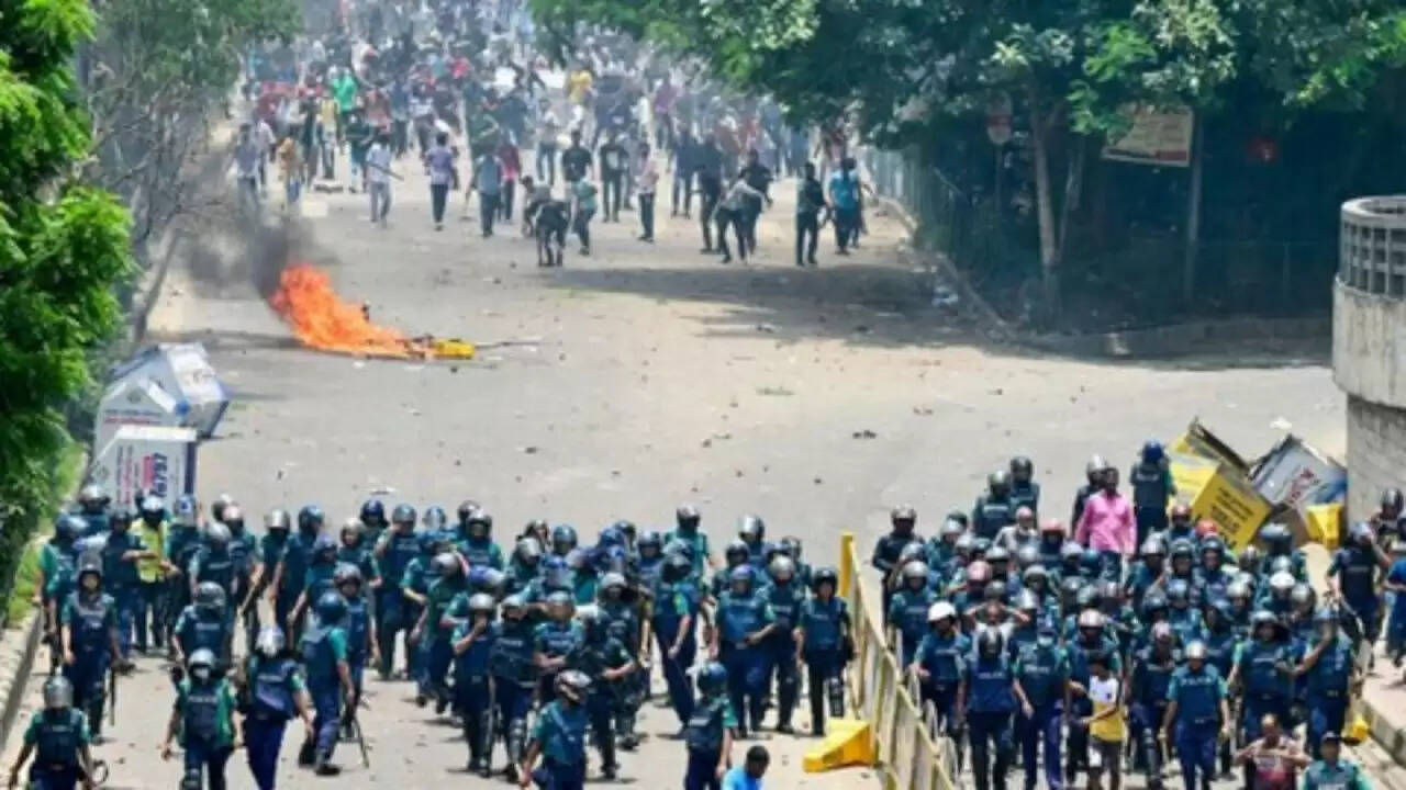 बांग्लादेश में राजनीतिक संकट: शेख हसीना के खिलाफ बड़ा फैसला और देशव्यापी बंद