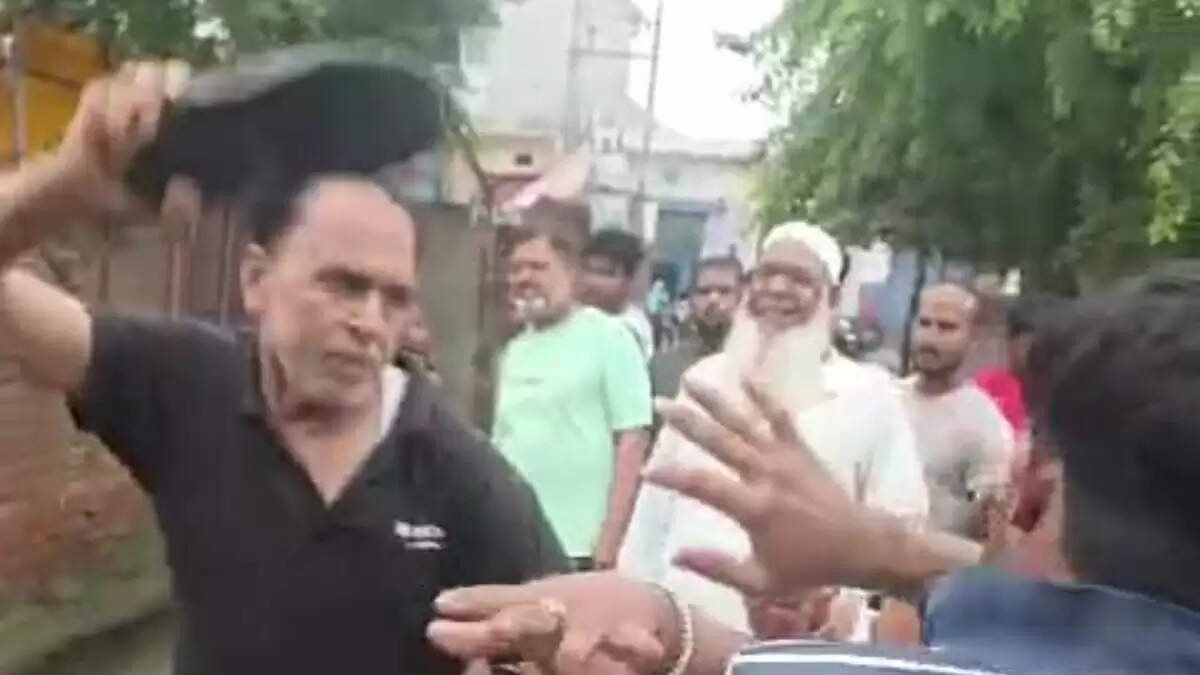 भाजपा नेता की चप्पल से पिटाई का वीडियो ग्रेटर नोएडा में वायरल
