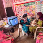 जींद में स्वास्थ्यकर्मियों का टीकाकरण, काले बिल्ले पहनकर जताया विरोध