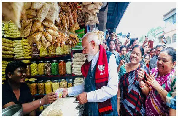 प्रधानमंत्री मोदी की 10 रुपये की झालमुड़ी: एक साधारण पल की अनोखी कहानी