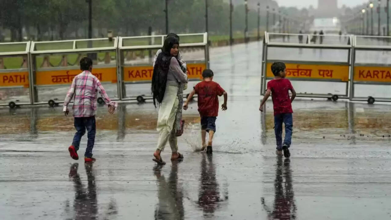 दिल्ली में मौसम का मिजाज: गर्मी में मिली थोड़ी राहत, बारिश की संभावना