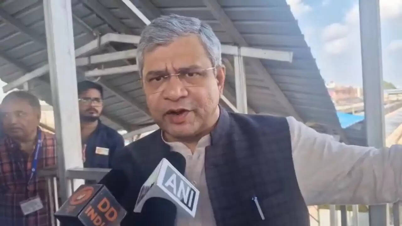 अहमदाबाद में बुलेट ट्रेन परियोजना की प्रगति, रेल मंत्री ने किया निरीक्षण