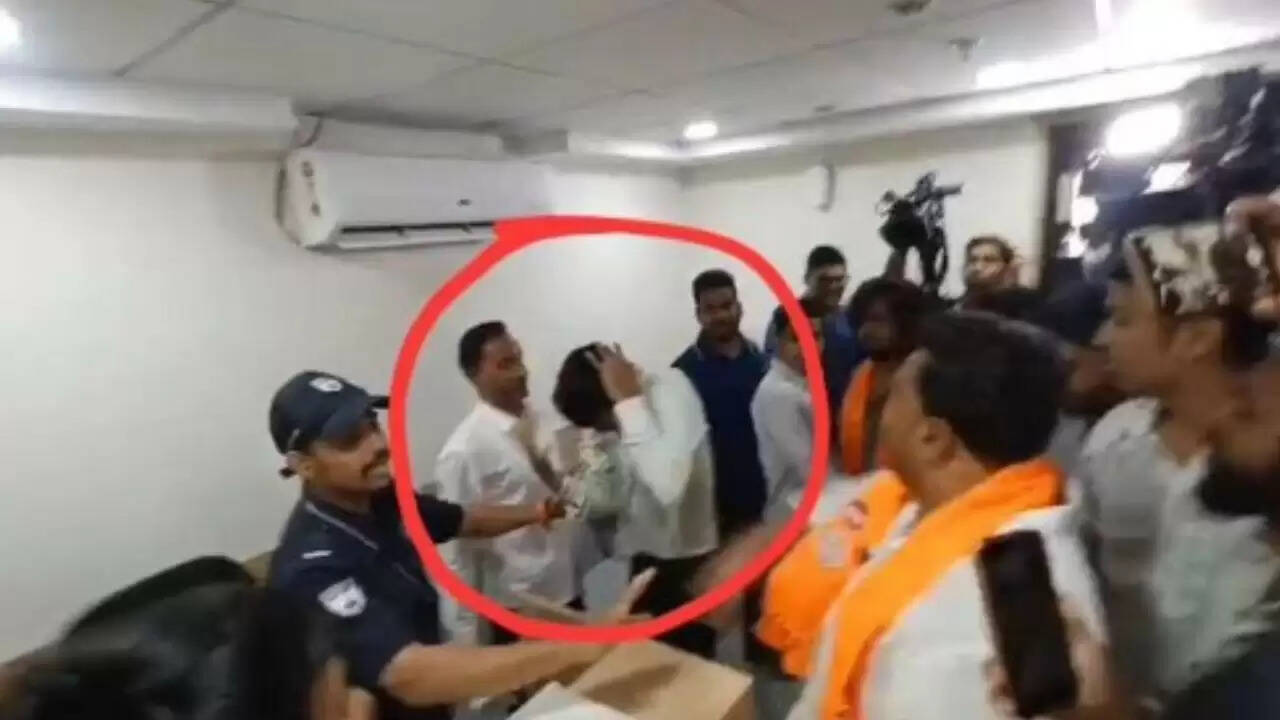 नागपुर में एमएनएस कार्यकर्ताओं का बैंक में हंगामा, पुलिस ने की कार्रवाई