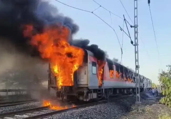रतलाम में राजधानी एक्सप्रेस में आग, सभी यात्री सुरक्षित