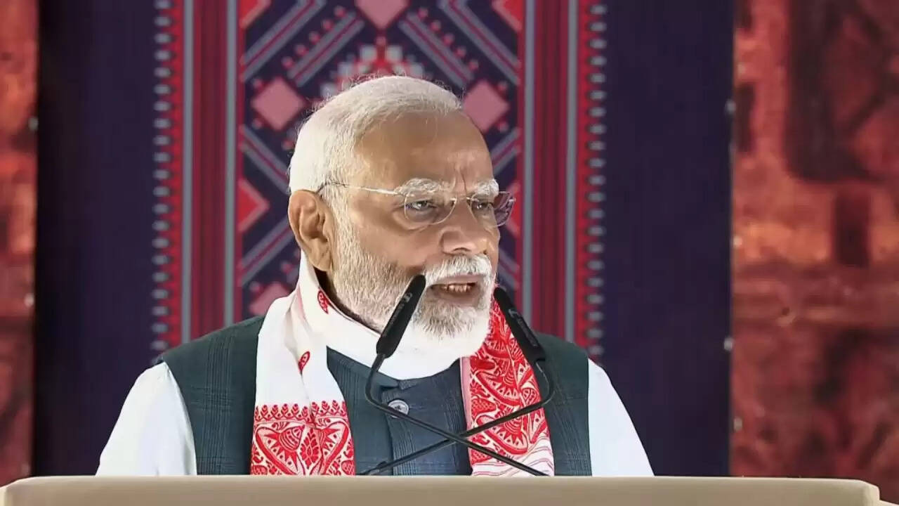 प्रधानमंत्री मोदी का असम दौरा: कांग्रेस पर तीखा हमला और विकास परियोजनाओं की घोषणा
